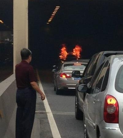 廣州黃埔大道隧道口一小車自燃 消防車被堵