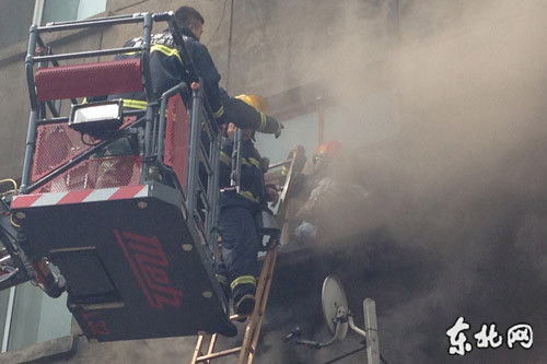 消防隊員用云梯救被困人員。東北網記者 王忠巖 攝