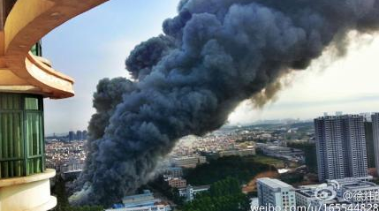 番禺鐘村廠房大火 熊熊濃煙猶如原子彈爆發(fā) (多圖)