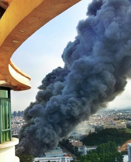 番禺鐘村廠房大火 熊熊濃煙猶如原子彈爆發(fā) (多圖)