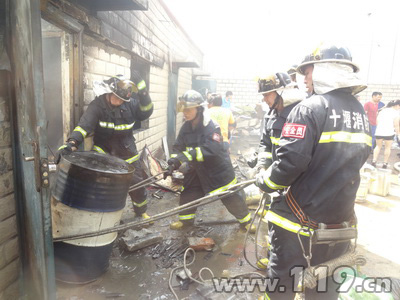 圖為消防官兵轉移油桶
