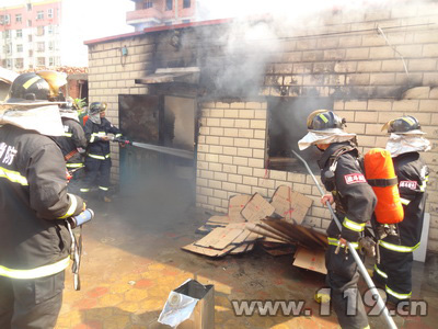 圖為消防官兵撲救火災