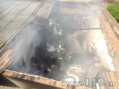 圖為消防官兵清理現場