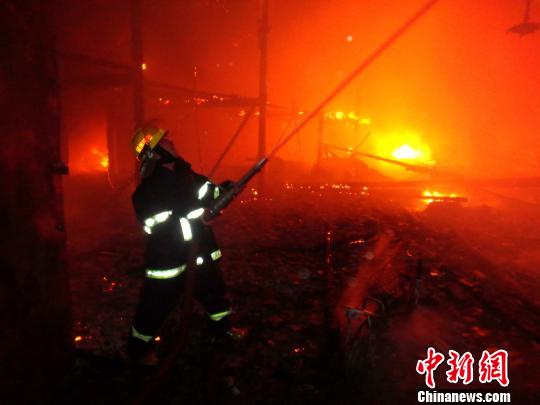 福州老房失火消防員從火場抱出倆&ldquo;炸彈&rdquo;（圖）