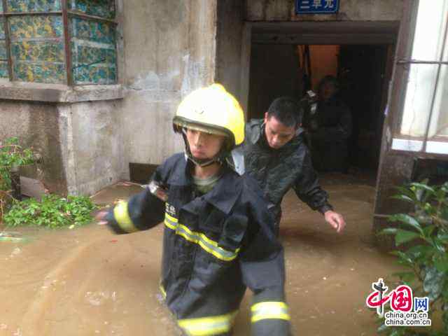 昆明暴雨主城區被淹交通阻斷 消防出動15個中隊排險