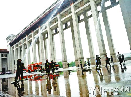 本報訊 昨天上午，國家博物館在西門平臺上舉行了由全館干部職工共同參與的消防演練和滅火技能比賽活動，以提高博物館應對火災的快速反應能力及對公共區域突發火情的處置能力。