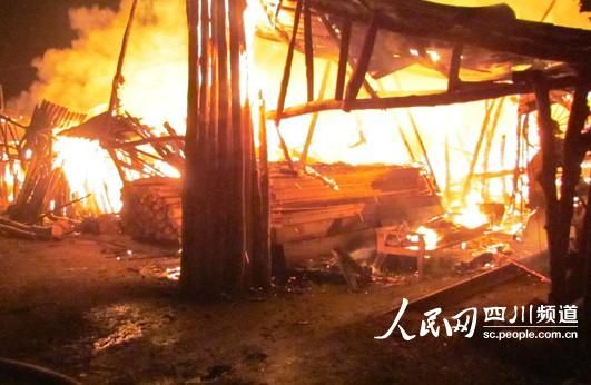 火災現場烈焰熊熊(陳浩 攝)