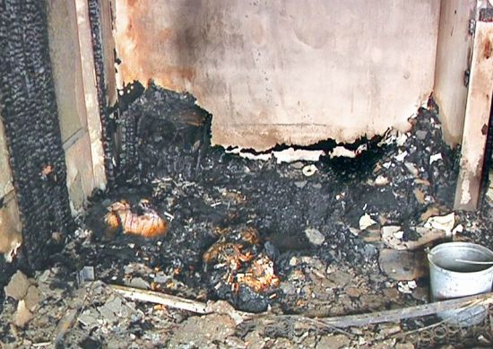 圖為：客廳被燒得一片狼藉 (記者周逸雄 實習生郭仕亮攝)