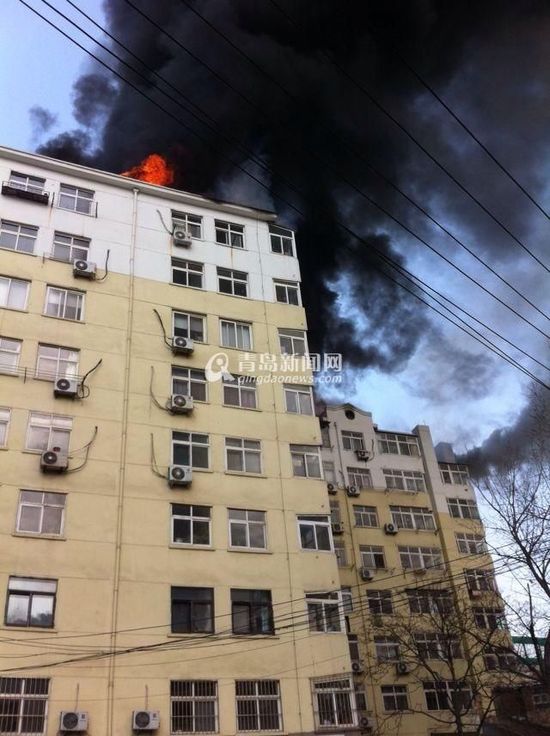 火災現場冒出濃煙