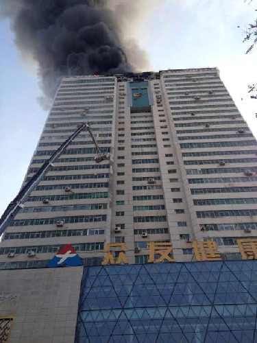蘭州高層大廈發生火災172名消防員撲救
