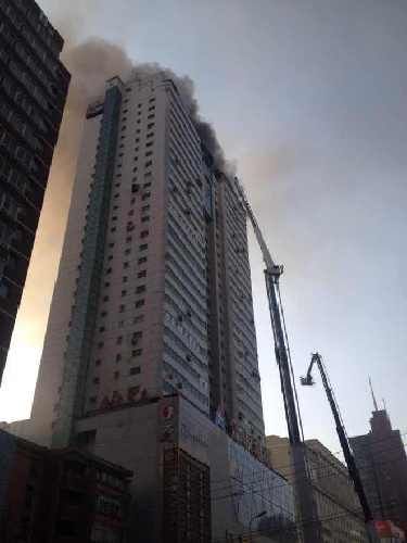 蘭州高層大廈發生火災172名消防員撲救