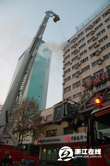 紹興鬧市區一高層賓館起火 消防救出10余人