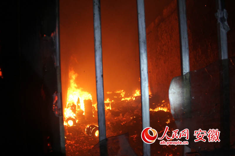 人民網合肥2月27日電（記者韓暢通訊員馬帥）2月27日凌晨，安徽省池州市石臺縣汽車站候車廳突燃大火，整個候車廳付之一炬，所幸并無人員傷亡。