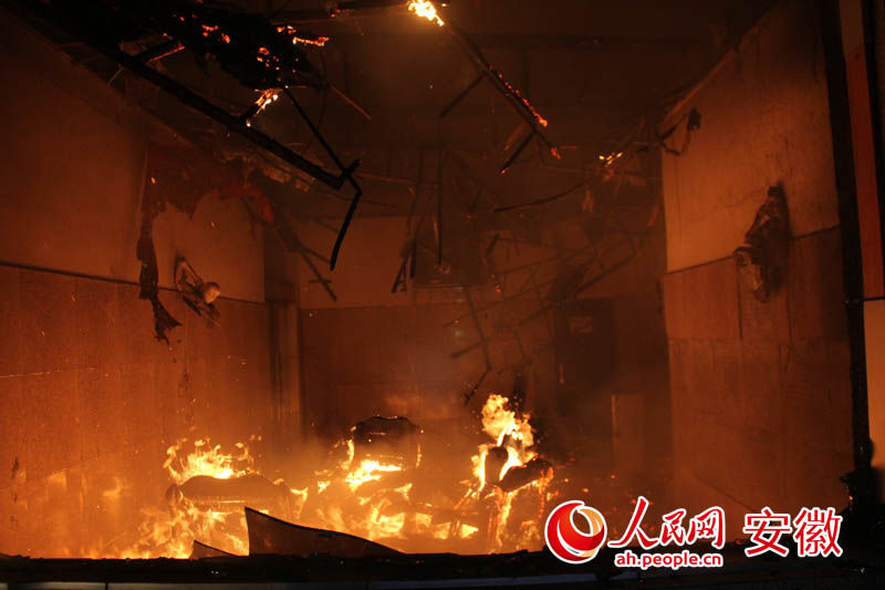 人民網合肥2月27日電（記者韓暢通訊員馬帥）2月27日凌晨，安徽省池州市石臺縣汽車站候車廳突燃大火，整個候車廳付之一炬，所幸并無人員傷亡。