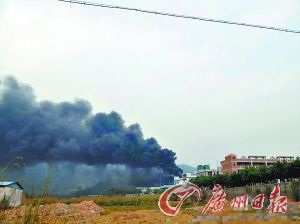 網(wǎng)友@sal蘇愛連拍的照片可見火災現(xiàn)場濃煙滾滾。