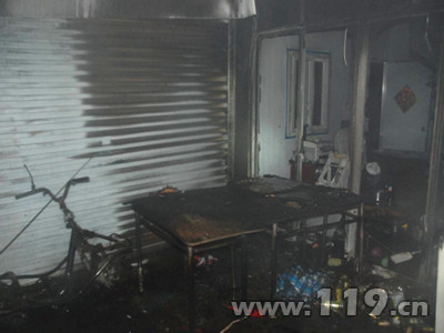 商鋪著火 變壓器受威脅 廣西北海消防及時(shí)降火魔