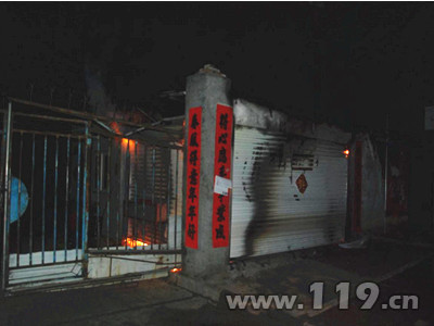 商鋪著火 變壓器受威脅 廣西北海消防及時(shí)降火魔