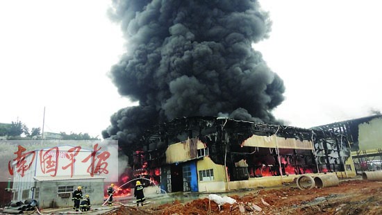 藤縣一化工廠突發火災 3個小時撲救保住多間廠房