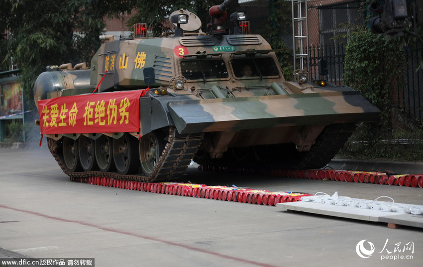 3月18日下午，佛山消防局舉行假冒偽劣消防產(chǎn)品銷毀行動(dòng)。