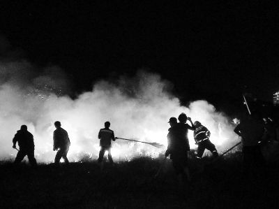 火災發生后，共出動200余警民參與救援