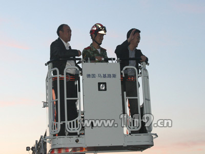 臨海市長蔣冰風、常務副市長張招金體驗云梯消防車 