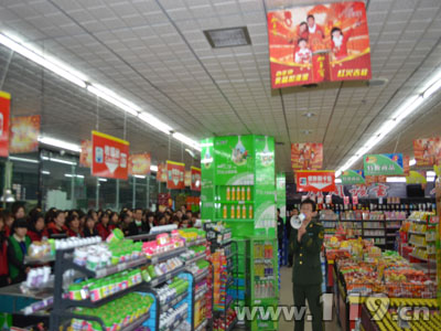 現(xiàn)場(chǎng)講解消防安全知識(shí)