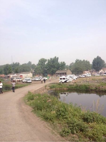 今日凌晨4時許，魯山縣梁洼鎮北店村發生一起因鄰里矛盾糾紛引發的持刀殺人案，致7人死亡，1人重傷。網友提供的現場圖片　