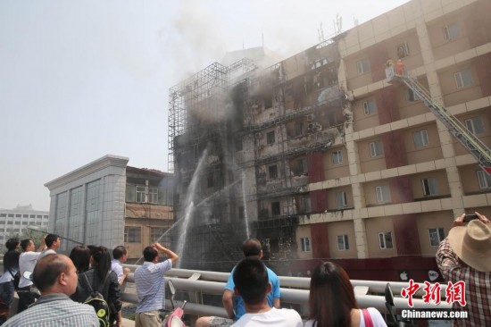 太原長風街附近一快捷酒店發生大火 酒店被燒面目全非
