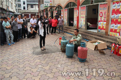 宣傳人員現場講煤氣瓶火災的預防