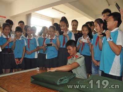 小朋友參觀消防戰士整理內務