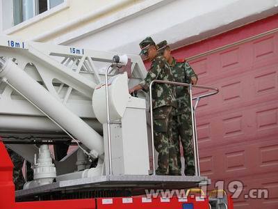 操作員進行操作調試