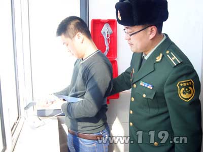 消防官兵為學生講解如何使用寢室配備救生緩降器