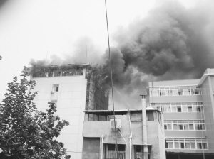 南陽電力技工學校一座辦公大樓發生火災 火苗躥出十幾米