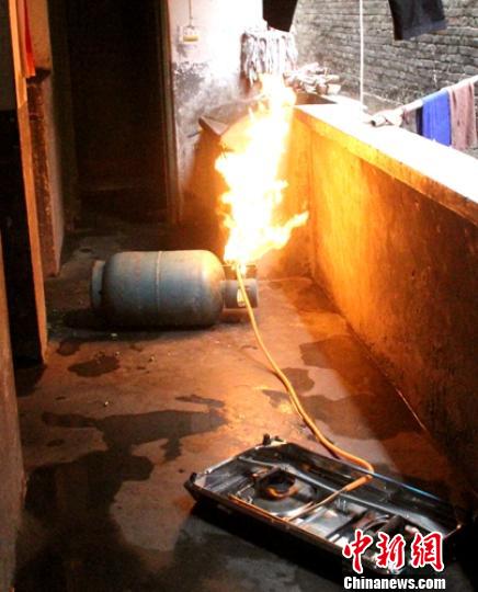 四川蒼溪縣八角井某居民區(qū)一居民家煤氣罐&ldquo;噴火&rdquo; 500余人&ldquo;逃竄&rdquo;