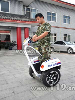 消防隊(duì)員正在進(jìn)行操作體驗(yàn)