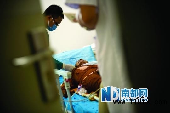 深圳工廠發生爆炸 車間燒焦天花板被掀翻