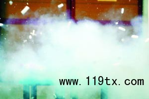 加水后，瓶子很快爆炸，干冰飛了出來