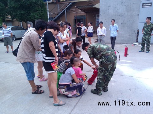 圖為現(xiàn)場(chǎng)群眾操作滅火器。（鄭佳嵐）