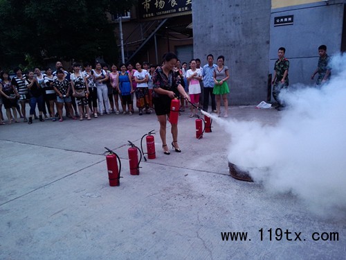 圖為現(xiàn)場(chǎng)商戶操作滅火器。（鄭佳嵐）