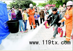 消防安全員為云南受災群眾普及消防知識