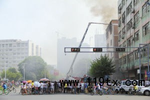 　　昨日，消防車正朝起火的制衣廠倉庫噴水，朝安路雙向車道暫時封閉。
