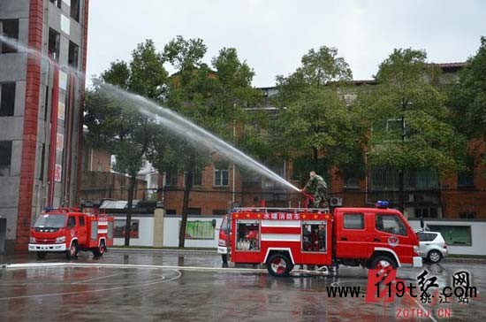 消防大隊向各鄉鎮代表演示新車