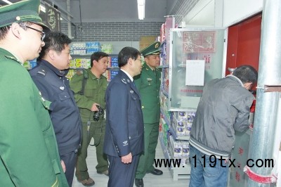 馬運(yùn)濤（左四）在查看商戶消防設(shè)施洛陽(yáng)市公安局宣傳處供圖