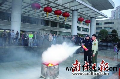 清城區舉行消防演練，消防官兵正在演示滅火器的使用。黃玉熹