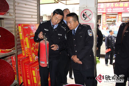 曲靖公安“問診”火災(zāi)隱患集中場(chǎng)所 確保冬季消防安全