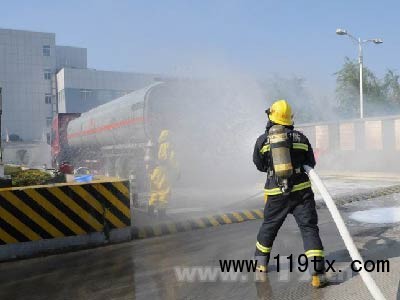 金山消防支隊聯合轄區單位開展大型危化品槽車泄漏事故實戰演練