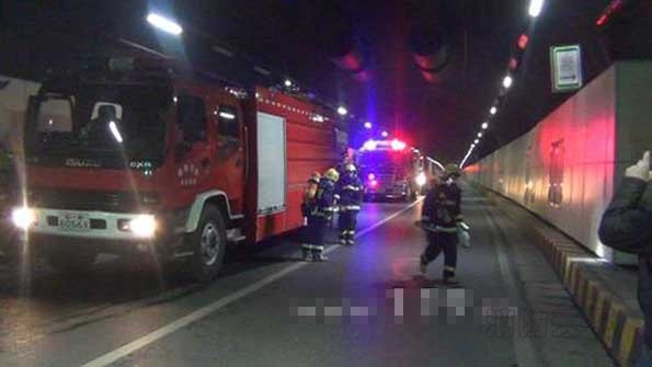 長(zhǎng)沙消防官兵開展夜間隧道演習(xí)