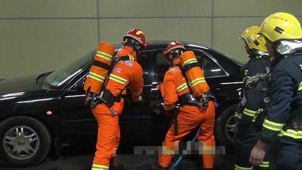 長(zhǎng)沙消防官兵開展夜間隧道演習(xí)