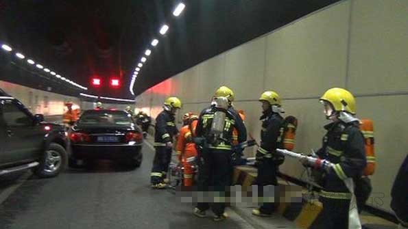 長(zhǎng)沙消防官兵開展夜間隧道演習(xí)