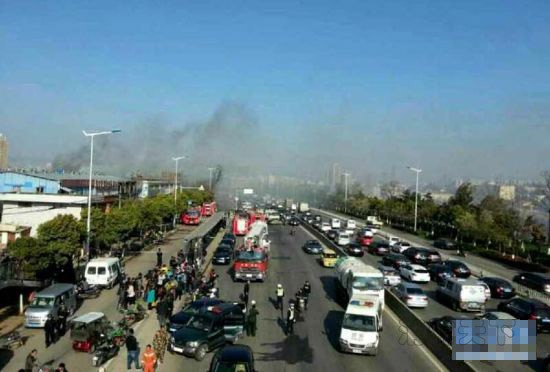 3月4日，在東盟聯豐農產品商貿中心火災現場附近，道路擁堵